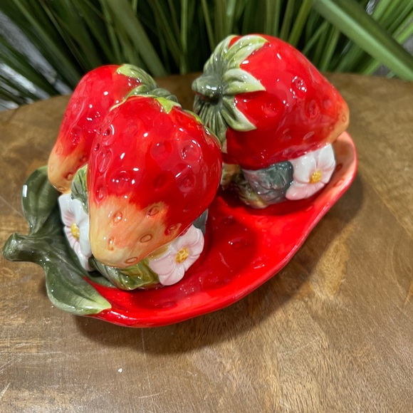 Strawberry 🍓 Red Ceramic Salt and Pepper Shakers with Strawberry Plate NWT - Picture 3 of 5